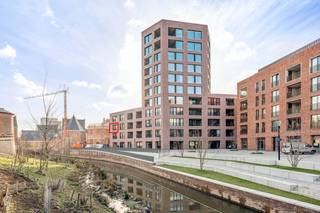 Ben je op zoek naar een nieuw plekje in het bruisende centrum van Leuven? Dit moderne nieuwbouwappartement biedt de perfecte balans tussen rust en de levendige stadsomgeving, en is bovendien direct beschikbaar!<br /><br />Gelegen in de nieuwe, duurzame 'Hertogensite', biedt deze sfeervolle locatie een eigentijdse woonomgeving midden in de stad met een goede verbinding met de autosnelweg of openbaar vervoer.<br /><br />Het appartement op de tweede verdieping beschikt over een inkomhal met een apart toilet, <strong>twee slaapkamers</strong> van 9m² en 13m², een <strong>aparte badkamer</strong> met bad- en douche combinatie, een lavabomeubel met spiegelkast en handdoekradiator.<br />Verder is er een living met veel natuurlijk licht en een volledig uitgeruste <strong>open keuken met eiland</strong> (vaatwasser, spoelbak, inductiekookplaat met 4 zones, ingebouwde oven en een koelkast met vriesvak).<br />Het <strong>overdekt terras</strong> maakt het geheel compleet! In de technische bergruimte vinden we de aansluitingen voor een wasmachine en droogkast.  In de ondergrondse garage is er een privatieve <strong>autostaanplaats</strong>, een privatieve berging en een gemeenschappelijke fietsenstalling aanwezig.<br /><br />Het nieuwbouw appartement werd volledig geschilderd en voorzien van gordijnrails. In de slaapkamers zijn er reeds verduisterende en zonwerende rolgordijnen voorzien. Langs de keuken zijn er lamellen geïnstalleerd. Lichtarmaturen zijn reeds aanwezig in de inkomhal, badkamer en toilet.<br /><br />Het appartement is bijna energieneutraal en wordt verwarmd met <strong>vloerverwarming via het geothermisch net van de Hertogensite</strong>.<br />Er is een <strong>ventilatie systeem met warmte recuperatie</strong> (type D) aanwezig en daarnaast beschikt het appartement over <strong>een zonnepaneel</strong>. De toiletten zijn verbonden met het regenwater systeem. <br /><br />Kortom, een modern, duurzaam en energiezuinig appartement dat onmiddellijk beschikbaar is voor bewoning!<br />De huurprijs bedraagt €1475 per maand, met €100 provisie per maand aan gemeenschappelijke kosten en een provisie voor de verwarming. Water en elektriciteit zijn individueel.<br /><br />Lijkt dit ruime, moderne en uitstekend gelegen 2-slaapkamerappartement echt iets voor jou? Wees er dan snel bij en maak zelf een afspraak via onze online agenda onder 'bezoekmoment kiezen. Of neem gerust contact met ons op voor verdere informatie of om een bezichtiging te regelen, via telefoon op 016 23 90 81 (elke weekdag bereikbaar tussen 10u en 13u). Dit is een geweldige kans die u niet wilt missen!