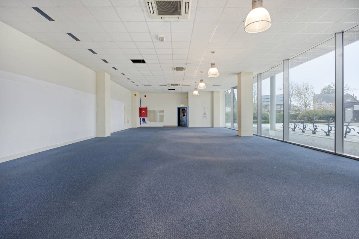 Handelspand van ca. 300 m² te huur op toplocatie in shoppingcenter te Maaseik - foto 4