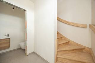 Deze halfopen nieuwbouwwoning in de Emiel Verhaerenstraat in Leopoldsburg biedt 190 m² bewoonbare oppervlakte op een perceel van ca. 500 m². De woning is volledig afgewerkt en instapklaar, waardoor je hier meteen van het hedendaagse wooncomfort kunt genieten.<br /><br />Via de inkomhal met gastentoilet en trap kom je in de ruime, lichtrijke leefruimte. De zithoek en eethoek sluiten mooi aan op de open keuken met kookeiland, die volledig is uitgerust. Aansluitend bevindt zich een praktische berging.<br /><br />Op de eerste verdieping zijn er drie volwaardige slaapkamers, een apart toilet en een badkamer met bad, inloopdouche en dubbele lavabo. De zolderverdieping is volledig inrichtbaar en biedt de mogelijkheid om twee bijkomende slaapkamers, een hobbyruimte of thuiskantoor te creëren.<br /><br />Achteraan geniet je van een ruime noordoostgerichte tuin met terras. De eigen oprit biedt plaats aan meerdere wagens.<br /><br />Met een EPC-score van 31,87 kWh/m²/jaar, een S-peil van 24 en een E-peil van 19 is de woning bijzonder energiezuinig. De warmtepomp zorgt voor de verwarming van de woning, inclusief de slaapkamers. De woning valt niet onder de renovatieverplichting.<br /><br />De aankoopprijs wordt opgesplitst in een deel onder registratierechten voor het grondaandeel en een deel onder btw op de constructie.<br /><br />Troeven:<br />- Volledig afgewerkte nieuwbouwwoning<br />- Mogelijkheid tot 5 slaapkamers<br />- Ruime noordoostgerichte tuin met terras<br />- Oprit voor meerdere wagens<br />- Opsplitsing registratierechten en btw