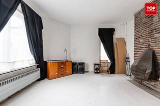 Deze charmante hoekwoning bevindt zich in de gezellige Nieuwewijkstraat, op enkele minuten wandelafstand van het trein station Gent - Dampoort. Strategisch zeer goed gelegen!<br /><br />Kortom, met de ligging van deze woonst is een auto niet noodzakelijk.<br />Het centrum van Gent is gemakkelijk te bereiken te voet of per fiets. Via de oude dokken kom je in het historisch centrum terecht. Met het openbaar vervoer ben je op enkele minuten in de bruisende stad.<br />Naast het station zijn er ook tal van supermarkten, scholen, restaurants op wandel en/of fietsafstand terug te vinden. Ook het zwembad / sporthal Rozenbroeken ligt in de buurt. <br />En toch ben je op minder dan 10 min op alle belangrijke toegangswegen de E17, E40 en de R4.<br /><br />De woning is nog deels af te werken / te renoveren. <br /><br />Via de inkomhal komen we terecht in de leefruimte. Eveneens vinden we op het gelijkvloers de ruime keuken en de toegang tot de kelder. <br /><br />Op de eerste verdieping bevindt zich de badkamer en de eerste slaapkamer. De badkamer is zeer ruim en biedt de mogelijkheid voor het plaatsen van een ligbad en een inloopdouche. De slaapkamer op het eerste verdiep is voorzien van ingebouwde kasten.<br />Op de 2de verdieping bevinden zich nog 2 ruime slaapkamers. <br /><br />Extra troeven : <br />- De woning heeft een EPC D, er is geen renovatieplicht.<br />- Er is nog een zolder aanwezig. Het dak is reeds geïsoleerd. Deze kan afgewerkt worden en dienen als extra bergingsruimte.<br />- De woning geeft de nieuwe eigenaar de mogelijkheid deze af te werken naar smaak en eigen behoefte.<br /><br />Deze opportuniteit is ideaal voor wie in Gent wil wonen. Dit huis heeft alles om er een echte thuis van te maken.<br /><br />Beschikbaar bij akte<br /><br />Contacteer Topvastgoed voor een bezoek op het nummer 0475 700 700<br />