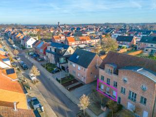 In een rustige wijk, op wandelafstand van het MORETUSBOS, vindt u dit uiterst verzorgde gelijkvloers appartement in een recent gebouw. De indeling...
