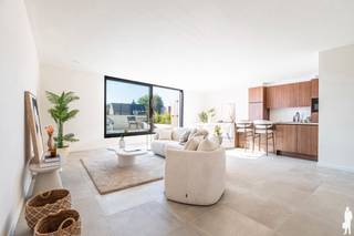 <strong>Nieuwbouwproject “Zuiderzicht Katharina”</strong> te <strong>Hoogstraten</strong> bestaande uit <strong>7 luxueuze appartementen</strong> met <strong>prachtige tuin (-terrassen)!</strong> <br /><br />De<strong> appartementen</strong> variëren tussen de 93m² - 145m², afwerking gebeurt conform het lastenboek en geheel naar uw eigen smaak. <br /><br /><span><strong>TROEVEN:</strong></span><br />- Verlaagd btw tarief (6%) mogelijk tot eind 2024*<br />- <strong>E-peil 0</strong> - vrijstelling KI voor de eerste 5 jaar<br />- Mooie <strong>polyvalente ruimte</strong> met terras/tuin, exclusief beschikbaar voor bewoners, voor bv. familiefeesten<br />- Volledig aangelegde (terras)tuinen<br />- Mogelijkheid tot<strong> levensbestendig wonen</strong><br /><br />Verplicht tot het aankopen van minstens één staanplaats, optioneel bij aan te kopen: fietsenberging.<br /><br />Voor meer informatie kunt u contact opnemen met saidja.de.vrij@deboerenpartners.be van ons kantoor te Hoogstraten.