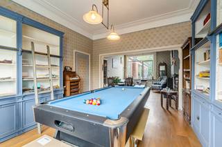 <p>Deze woning aan de stadsrand van Sint-Niklaas combineert een praktische indeling met een vlotte bereikbaarheid. Dankzij de vier slaapkamers en twee badkamers biedt dit huis tal van mogelijkheden voor gezinnen of wie extra ruimte zoekt. De ligging nabij scholen, openbaar vervoer en belangrijke invalswegen zorgt voor extra comfort in het dagelijkse leven. Bovendien geniet u van een aangename woonomgeving in een residentiële buurt. Een interessante woning voor wie een huis in Sint-Niklaas wil kopen met veel potentieel.</p>
<p>Belangrijkste ruimtes:<br />• Inkomhal met toegang tot de verschillende leefruimtes<br />• Living met aangename lichtinval<br />• Keuken met praktische indeling<br />• 4 slaapkamers met diverse indelingsmogelijkheden<br />• 2 badkamers voor extra comfort<br />• 2 toiletten aanwezig in de woning<br />• Wasplaats met praktische bergruimte<br />• Nachthal die de verschillende kamers verbindt<br />• Kelder ideaal als extra opslagruimte</p>
<p>Troeven:<br />• Gelegen in een residentiële buurt aan de stadsrand van Sint-Niklaas<br />• Vier slaapkamers en twee badkamers<br />• Nabij scholen, openbaar vervoer en invalswegen</p>
<p>Neem vandaag nog contact op met je ERA-makelaar voor een bezoek. JOUW DROOMHUIS. ZO GEVONDEN!</p>