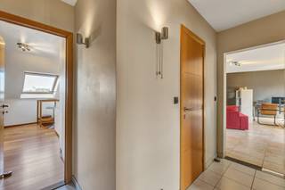 <p>Op wandelafstand van het<strong> centrum</strong> van Ninove bevindt zich dit instapklare en goed onderhouden appartement met een bewoonbare oppervlakte van 100 m². <strong>Garage optioneel </strong>aan te kopen aan € 25 000.<br />Via de ruime inkomhal bereikt u de<strong> lichtrijke leefruimte</strong> van maar liefst <strong>46 m²</strong>. Verder beschikt het appartement over een aparte keuken van 8 m² en een aangenaam westgericht terras van 8 m², waar u optimaal van de avondzon kunt genieten. Het appartement telt<strong> twee volwaardige slaapkamers,</strong> waarvan er één eveneens perfect kan worden ingericht als bureau of thuiswerkplek. Daarnaast nog een badkamer en een afzonderlijk toilet. Het gebouw dateert van 2006. Het appartement is uitgerust met<strong> PVC-ramen met dubbele beglazing</strong>, individuele verwarming op <strong>aardgas</strong> met radiatoren en een <strong>conforme elektrische installatie</strong>. Het gunstige <strong>EPC-label bedraagt B</strong>. Dankzij de centrale ligging bevinden de belangrijkste invalswegen, het openbaar vervoer en tal van voorzieningen, waaronder winkels, scholen en horecazaken, zich op korte afstand. Een garagebox kan optioneel worden aangekocht voor € 25.000.</p>