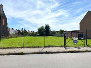 Deze projectgrond met een oppervlakte van 1833m² kan aangewend worden voor twee mogelijkheden.<br /><br />Hetzij 4 rijwoningen of 2 woningen aansluitend aan de wachtgevels, met een mogelijkheid voor een kleine loods achteraan.<br /><br />Volgende technische gegevens zijn van toepassing:<br />Bouwdiepte woningen:<br />Gelijkvloers: max. 15m<br />Verdiep: max. 12m<br />Max. 2 bouwlagen met een hellend dak (aansluiting zoeken bij de panden met wachtgevels)<br /><br /><br />Totale terreinbezetting (alle bebouwing + verharding samen) = max. 50%<br />De overige 50% moet met groen ingericht worden.<br /><br />Andere mogelijkheden zijn bespreekbaar met de dienst stedenbouw.
