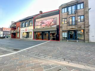 Dit instapklare handelspand werd voorheen uitgebaat als slagerij, gekend in de regio en op een perfect commerciële ligging. Bij de handelsruimte...