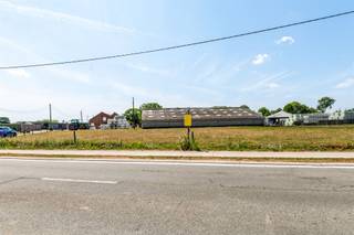 <p><span>Knap perceel grond voor open bebouwing, gelegen op een gunstige locatie te Putte.</span></p><p><span> </span></p><p><span>Dit mooie, perfect zuidwest georiënteerde perceel met oppervlakte 823 m² biedt de mogelijkheid om een eigen woning te ontwerpen met volgende vormvereisten: voorgevel +- 13m, bouwdiepte maximaal 17m op het gelijkvloers.</span></p><p><span> </span></p><p><span>De grond is uiterst gunstig gelegen in een landelijke omgeving nabij het dorpscentrum van Putte, met scholen, winkels en openbaar vervoer op fietsafstand. Een vlotte bereikbaarheid is gegarandeerd dankzij de centrale ligging.</span></p><p><span> </span></p><p><span>Vrijblijvende informatie te verkrijgen via 015/755 444 of info@immovercammen.be .</span></p><p><span> </span></p>