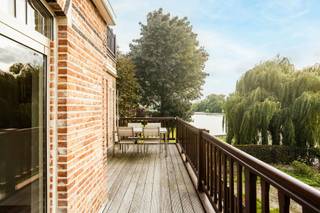 <p>In het hart van Berlare, pal aan het prachtige Donkmeer, bevindt zich dit uitzonderlijk stijlvol appartement dat luxe, comfort en een ongeëvenaard uitzicht moeiteloos combineert. Gelegen in een recente residentie geniet je hier van absolute rust en privacy, met een vrij zicht op het water en de groene omgeving.<br /><br />Dit ruime hoek appartement zorgt voor natuurlijk licht in alle kamers. Ook omvat het een uitnodigende en lichtrijke leefruimte met grote raampartijen die uitgeven op het riante terras – dé plek bij uitstek om in alle sereniteit te genieten van de omgeving. De volledig geïnstalleerde keuken is volledig voorzien en uitgerust met kwalitatieve toestellen en veel werk- en opbergruimte, perfect voor wie graag kookt.<br /><br />Verder beschikt het appartement over twee volwaardige slaapkamers, een bureau, een smaakvol afgewerkte badkamer met douche en dubbele lavabo, een aparte berging/wasplaats, en een gastentoilet.<br /><br /><br /><br />Ben je op zoek naar een uniek appartement op toplocatie met zicht op één van de mooiste plekjes van Vlaanderen? Dan is dit beslist een buitenkans.<br /><br />📞 Interesse in een bezoek? Contacteer Wolf vrijblijvend via 0498 54 06 90 of mail naar wolf@cornelis-goeman.be</p>