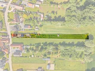 BEZOEKMOMENT OP ZATERDAG 19 SEPTEMBER VANAF 14U, boek vandaag nog uw afspraak. Deze halfopen woning  met 3 kamers van het bouwjaar 1966 biedt mogelijkheden voor renovatie of om een nieuwe woning op te bouwen aan 6% BTW (onder voorwaarden). Wie houdt van groen en dieren kan hier zijn hartje ophalen met een perceel van 1900m².<br /><br />Indeling: inkomhal met traphal naar de verdieping geeft toegang tot een lichtrijke leefruimte van 30m² met hoge plafonds. In de tussenruimte tussen leefruimte en keuken heb je de toegangsdeur naar een ruime kelder van 22m². De keuken ligt achteraan de woning waarbij je onmiddellijk ook buiten kan via de zijdeur richting de tuin. Helemaal achteraan de woning is een badkamer met toilet. Buiten is een grote bergruimte van 38m² waar de verwarmingsketel staat en de 2 bovengrondse conforme stookolietanks. Daarachter liggen de duivenhokken en helemaal achteraan het perceel is ook nog een stal aanwezig voor dieren. Op de verdieping zijn er 3 kamers en een vaste trap naar een zolder van nog eens 40m² op de tweede verdieping.<br /><br />Voor meer info en plaatsbezoek met toelichting bij alle stukken van het dossier neem contact op met Peter (BIV 510.335) op peter@therockrealestate.be of 0495 511 391.<br /><br />Tot binnenkort!