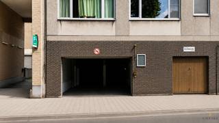 <div>
<div>
<section>
<div>
<div>
<div>
<div>
<div>
<div>
<p><em><strong>Ruime autostaanplaats te koop op centrale ligging in Antwerpen</strong></em></p>
<p>Bent u op zoek naar een veilige en comfortabele parkeeroplossing in Antwerpen? Dan is deze ruime autostaanplaats zeker een bezoek waard.</p>
<p>De autostaanplaats bevindt zich in een verzorgd en goed onderhouden garagecomplex op een uitstekende centrale locatie. Dankzij de brede en vlot toegankelijke inrit manoeuvreert u gemakkelijk in en uit de garage. De toegang verloopt via een elektrische poort met afstandsbediening, wat zorgt voor extra comfort en veiligheid.</p>
<p>De ligging is een absolute troef: vlakbij het stadscentrum, belangrijke invalswegen, openbaar vervoer, winkels en kantoren. Hierdoor is deze autostaanplaats niet alleen interessant voor eigen gebruik, maar ook als investering met verhuurpotentieel.</p>
<p>In een stad waar parkeerplaatsen steeds schaarser worden, biedt deze autostaanplaats een zorgeloze en duurzame oplossing.</p>
<p>Voor meer informatie of een bezichtiging kunt u ons steeds contacteren. Wij helpen u graag verder.</p>
</div>
</div>
</div>
</div>
</div>
</div>
</section>
</div>
</div>
