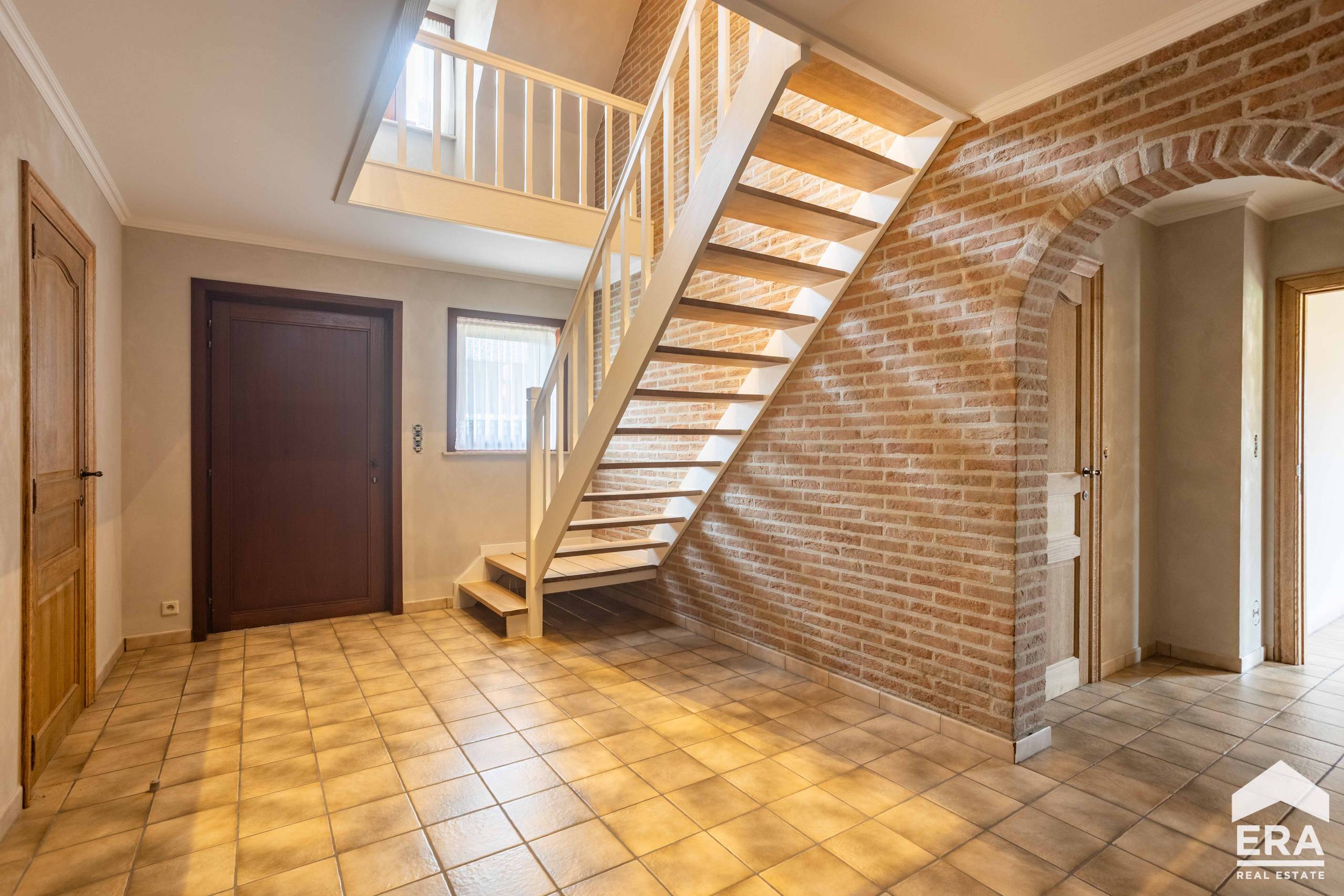 Instapklare villa met 5 slaapk, 2 badk, tuin en garage - foto 3