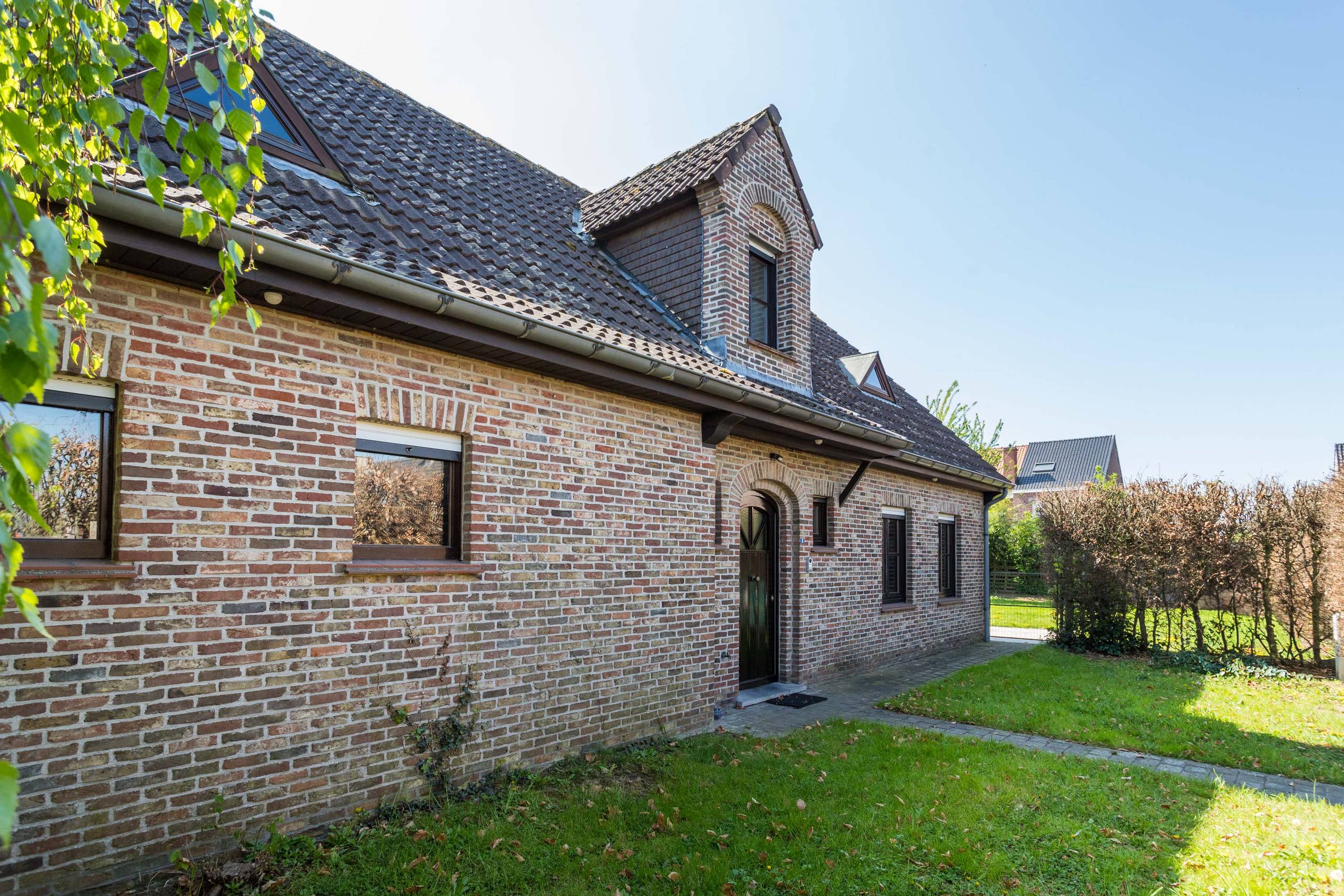 Alleenstaande woning met dubbele garage in rustige straat! - foto 1
