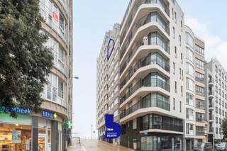 Kom heerlijk ontspannen met zicht op zee.<br />In de Louisastraat op de 9e verdieping bevindt zich dit lichtrijke appartement.<br />Met zijdelings zeezicht en vlakbij de winkelstraat is de locatie alvast ideaal.<br /><br />Via de aparte inkomhal kunnen we meteen naar het alleenstaande toilet, de badkamer of de woonkamer.<br />Via de lichtrijke woonkamer hebben we zicht op een eerste terras (met zeezicht) en kunnen we vlot naar de aanpalende keuken.<br />De keuken is voorzien van veel opbergruimte en alle moderne comforten.<br /><br />Hierna komen we in de slaapkamer met een extra terras.<br />Opstaan, tas koffie nemen en meteen genieten van vakantiegevoel.<br /><br />Via de slaapkamer komen we opnieuw uit in de ruime badkamer.<br />Deze is voorzien van ligbad, aparte douche en genoeg kastruimte voor de zonnecrème.<br /><br />Dankzij de twee terrassen kan er optimaal genoten worden van de zon en de locatie.<br /><br />Dit appartement biedt een uitstekende ligging aan zee. Ideaal als vaste woonst, tweede verblijf of investering.