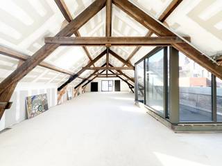 These fully renovated offices offer modern and functional spaces, tailored to your professional needs. The various available surfaces...