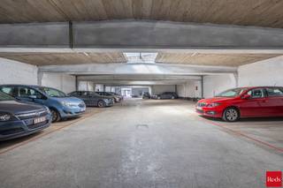zeer goed gelegen opbrengsteigendom : magazijn of autostaanplaatsen ( 480m²)<br /><br />via een afgesloten sektionale poort en de doorrij kom je bij het magazijn of de autostaanplaatsen.<br /><br />Momenteel is het magazijn ingedeeld in 24 autostaanplaatsen en een gedeelte voor fietsen en motorvoertuigen, allen verhuurd.<br /><br />Gezien er nood is aan parkeerruimte in deze buurt is dit een uitstekende investering en zeer gemakkelijk te verhuren autoplaatsen.<br /><br />het magazijn kan ook gebruikt worden als opslagplaats.<br /><br />Stedenbouwkundige inlichtingen in aanvraag.<br /><br />Voor meer info of een bezoek ter plaatse kan u vrijblijvend contact opnemen met Philip op het nr.: 0476/999.029 of philip@reds.be