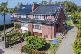 Een ruime en degelijke driegevel woning met oa. 3 slaapkamers, oprit/parking, garage, terras en tuin op een perceel van 9a86ca. Rustig gelegen nabij alle faciliteiten en invalswegen.<br /><br />Op het gelijkvloers: inkomhal met toilet (7.00m²), gezellige leefruimte (32.00m²), keuken (12.00m²), veranda (21.00m²);<br />Op de eerste verdieping: nachthal, 3 slaapkamers (8.50 / 16.50 / 17.00m²), badkamer (wastafel, bad, toilet);<br />Verder: bergzolder (18.00m²), kelders (19.00m²), ruime garage (36.00m²), oprit/parking, terras en aangename verzorgde tuin;<br /><br />Buitenschrijnwerk hout dubbele beglazing – Centrale verwarming op stookolie<br />EPC: 308 Kwh/m² (label: D - geen renovatieverplichting!) - UC: 3899748<br />Perceeloppervlakte: 9a 86ca - kadastraal inkomen: 1.346 EUR<br />Nutsvoorzieningen: regenwaterput<br />Vrij bij akte<br /><br />Stedenbouwkundige inlichtingen aangevraagd.
