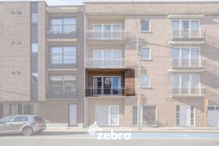 Dit appartement met 2 slaapkamers bevindt zich op een vlot bereikbare locatie in Roeselare, nabij het stadscentrum. In de directe omgeving zijn er diverse winkels, bakkers, slagers, horecazaken, openbaar vervoer, sportfaciliteiten en scholen te vinden, wat het wonen bijzonder praktisch maakt. <br /><br />Het appartement is gelegen op de eerste verdieping van de verzorgde residentie Interlude en is eenvoudig bereikbaar met de lift. <br />Bij het binnenkomen treft u een inkomhal aan, waarna u toegang krijgt tot de lichtrijke woon- en eetkamer met een terras aan de voorgevel. Aansluitend bevindt zich de keuken met praktische berging met toegang tot het tweede terras van 39 m².<br /><br />Via de hal bereikt u de twee volwaardige slaapkamers en badkamer, deze is voorzien van een ligbad en lavabomeubel. Verder is er ook nog een apart toilet.<br /><br />Bovendien is het appartement is uitgerust van dubbele beglazing, centrale verwarming op aardgas, EPC label B, gordijnen, ...<br />Kortom, dit appartement is de perfecte uitvalsbasis voor wie comfortabel wil wonen op een steenworp van het centrum van Roeselare, met alle nodige voorzieningen binnen handbereik. <br /><br />Mogelijkheid tot aankopen van een garage.<br /><br /><strong>Ook wild geworden van deze thuis?<br />Twijfel niet langer en leg vandaag nog uw bezoek vast!</strong>