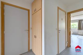In het bruisende hart van Eeklo, maar toch verrassend rustig gelegen, bevindt zich dit charmante en energiezuinige 2-slaapkamerappartement op...