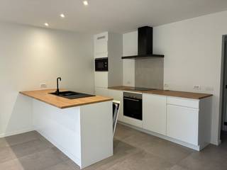 <p><strong>Wielsbeke: zeer ruim en energiezuinig appartement te huur.</strong><br /> </p>

<p>Ben je op zoek naar een uitzonderlijk ruim en instapklaar appartement? Dit volledig gerenoveerde appartement in Wielsbeke combineert ruimte, comfort en energiezuinig wonen op een unieke manier.<br />Met een bewoonbare oppervlakte van maar liefst <strong>205 m²</strong> biedt dit appartement alles voor comfortabel en modern wonen. Het appartement werd in <strong>2025 volledig gerenoveerd</strong> en beschikt over een <strong>energiezuinig EPC-label A</strong>, wat resulteert in een lage energiekost en optimaal wooncomfort. Bij het appartement horen ook 2 staanplaatsen.<br /><br /><strong>Kangoeroewonen </strong>is hier perfect mogelijk, aangezien het appartement ruim is opgezet en beschikt over twee afzonderlijke leefruimtes, twee badkamers en maar liefst vier slaapkamers. Dankzij deze indeling kunnen twee gezinnen of generaties comfortabel samenwonen, terwijl iedereen toch voldoende privacy en eigen ruimte behoudt.</p>

<p><br /><u>Indeling:</u><br />Inkomhal, gastentoilet, ruime en open woonkamer met veel lichtinval, volledig uitgeruste en open keuken, technische berging, wasberging, badkamer met dubbele wastafel, bad/douche en toilet, 4 slaapkamers, badkamer met dubbele wastafel en bad/douche, wasberging, apart toilet, technische berging, tweede ruime woonkamer en een terras.<br /><br /><br /><u>Troeven:</u></p>

<ul><li>Volledig gerenoveerd in 2025</li><li>Heel ruim: oppervlakte van 202 m²</li><li>Energiezuinig - EPC A</li><li>Instapklaar</li></ul>

<p><br /><strong>Heb je interesse in dit zeer ruim appartement? Neem dan zeker contact op met ERA Bossuyt voor meer info of een bezoek - 056/61.10.10.</strong></p>