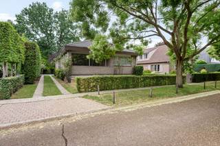 Op zoek naar een ruime (222m²), lichtrijke woning op een absolute toplocatie?Deze instapklare laagbouwwoning in het hart van De Sterre combineert...