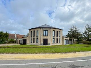 STATIGE VILLA met RIANTE BEWOONBARE OPPERVLAKTE (321m²) op een RUSTIGE en toch GUNSTIGE LIGGING te Nazareth. Deze KWALITATIEF gebouwde jaren ’90...