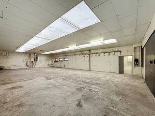 Zoekt u een uitstekend verlichte, efficiënt ingedeelde ruimte voor opslag, werkplaats of kleinschalige logistiek? Deze multifunctionele loods van 175 m² biedt alle nodige comfort en faciliteiten voor uw onderneming.<br /><br />Belangrijkste Kenmerken<br /><br />Totale oppervlakte: 175 m² (Afmetingen: 17,5 m diepte × 10 m breedte)<br />Vrije hoogte magazijn: 3,10 m<br />Toegang: Schuifpoort met een vrije doorrijhoogte van 2,40 m<br />Lichtinval: Royale lichtstraat in het dak voor optimaal natuurlijk daglicht<br />Verwarming: Aanwezig op gas<br /><br />Nutsvoorzieningen: Aparte, individuele tellers voor elektriciteit en gas (beheer uw eigen verbruik)<br /><br />Onroerende voorheffing: Forfaitair bepaald op 1 maand huur per jaar<br />Huurwaarborg: 3 maanden huur<br />Beschikbaarheid: Direct<br /><br />Heeft u interesse in deze loods of wenst u een plaatsbezoek in te plannen?<br />Neem gerust contact op via 050/33.33.00 of bo.maertens@dewaele.com