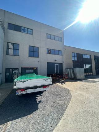 Modern kantoor (<strong>213 m²)</strong> op de eerste verdieping in de <strong>Wijmenstraat 21-K te Mariakerke</strong>, vlak bij de oprit <strong>R4</strong> en <strong>Industrieweg Lievegem</strong>.<br /><br /><strong>2 parkeerplaatsen inbegrepen</strong>, tot 6 extra mogelijk (€35/maand/stuk)<br /><br />Voorzien van:
<ul>
<li><span>Open landschap met kanaalzicht</span></li>
<li><span>Kitchenette, sanitair dames/heren</span></li>
<li><span>Airco, verwarming op gas, alarm</span></li>
<li><span>Dubbele beglazing, tapijt, serverlokaal</span></li>
<li><span>Lift en branddetectie aanwezig</span></li>
</ul>
EPC in aanvraag.<br /><br />Info of bezoek: contacteer Thomas op nr. 0475 32 51 89