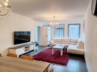 Ruim appartement op de 3de verdieping met een zuid gericht terras. Gelegen op enkele stappen van de Grote Markt. Alles binnen handbereik. Het gebouw dateert van 2004 en beschikt over een lift. De bewoonbare oppervlakte bedraagt 100 m². Beide slaapkamers geven toegang tot het terras. Verder beschikt het appartement over een leefruimte, aparte keuken met balkon en alle toestellen ingebouwd (vaatwasser, koelkast, oven, keramische kookplaat, dampkap en voldoende kastruimte), wasplaats, 2 slaapkamers en een badkamer met ligbad (met douchescherm) en wastafel in meubel. Apart gastentoilet.