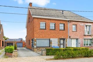 <strong>Te renoveren halfopen bebouwing met 3 slaapkamers</strong><br /><br />In de Molendreef 39 in Berlare bevindt zich deze halfopen bebouwing op een perceel van 432 m². De woning, gebouwd in 1958, biedt heel wat mogelijkheden voor wie op zoek is naar een renovatieproject met ruimte en potentieel.<br /><br />De woning beschikt over drie slaapkamers en een ruime zolder die mits de nodige aanpassingen bijkomende mogelijkheden biedt. Denk bijvoorbeeld aan extra slaapkamers, een hobbyruimte of een bureau, afhankelijk van de gewenste inrichting en de technische haalbaarheid.<br /><br />Buiten beschikt de eigendom over een ruime oprit, een afzonderlijke garage en een uitweg achteraan. Dat zorgt voor extra praktisch comfort en maakt deze woning interessant voor wie voldoende plaats zoekt voor wagens, fietsen of extra opslagruimte.<br /><br />De woning dient gerenoveerd te worden, waardoor u de kans krijgt om ze volledig naar eigen smaak en hedendaagse normen in te richten. Met de nodige renovatiewerken kunt u hier een aangename gezinswoning creëren.<br /><br />Troeven
<ul>
<li>Perceel van 432 m²</li>
<li>3 slaapkamers</li>
<li>Ruime zolder met mogelijkheden mits aanpassingen</li>
<li>Ruime oprit</li>
<li>Afzonderlijke garage</li>
<li>Uitweg achteraan</li>
<li>EPC-label F – renovatieplicht van toepassing</li>
</ul>
<br />Bent u op zoek naar een woning die u volledig naar uw eigen wensen kunt vernieuwen? Contacteer Berno Vastgoed voor meer informatie of een bezoek via 052/20.24.40 of niels@berno.be.