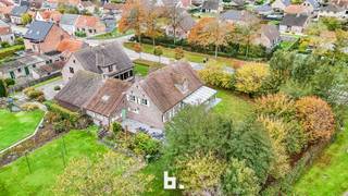Deze mooie klasse volle villa is gelegen te Keiem, een deelgemeente van Diksmuide. De villa werd doorgeen de jaren volledig aangepakt. De woning beschikt over een uiterst hoge afwerkingsgraad. Op een perceel van maar liefst 1535m² beschikt de woning dan ook over een mooie tuin met aangename terrassen in blauwsteen rondom om. De grote aangebouwde veranda is dan ook een must in de winterperiode om optimaal van het groen te kunnen blijven genieten. Afgewerkt met eiken trappen en balken zo ook een openhaard in natuursteen mag men hier wel degelijk spreken van pure klasse! De woning beschikt tevens over 5 ruime slaapkamers en 2 badkamers, niet te vergeten is het gunstige EPC label C, geen renovatie plicht! De wagen kan alvast mooi droog in de inpandige garage gestald worden. Deze villa wordt verkocht onder het Start 2 Finish systeem, elk bod boven de startprijs wordt dan ook voorgelegd aan de eigenaar(s)<br />Aarzel niet om een afspraak te maken om deze parel te bezoeken!