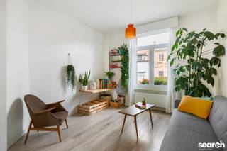 Op zoek naar een fijne woning, midden in het groen en aan de rand van het Uilenbos? En dit nabij het centrum van Boechout? Search no more & get in touch!<br /><br />De aangelegde oprit voor de woning zorgt alvast voor voldoende parkeergelegenheid. Over de woning zelf dan. Je komt binnen via de inkomhal die uitgeeft op de open leefruimte, met eetplaats, open keuken en gezellige zitplaats. Aansluitend bevindt zich de berging met aansluiting voor wasmachine en droogkast, douche en apart toilet.<br /><br />Aan buitenruimte heeft deze woning absoluut geen gebrek. De tuin voelt zeer ruim aan en en loopt ver door naar achteren. Ideaal voor liefhebbers van rust en groen! Een absolute troef!<br /><br />Op de eerste verdieping liggen 2 volwaardige slaapkamers en de recent vernieuwde badkamer met inloopdouche, lavabo en ligbad. Vanuit de tweede slaapkamer heb je toegang tot de zolderverdieping. Hier bevindt zich de derde slaapkamer met ingebouwde kastenwand en een fantastisch uitzicht over de nabijgelegen velden en bossen. <br /><br />Als extra beschikt de woning over een droge kelder en een tuinhuis, ideaal voor stockage! <br /><br />Nog meer woonruimte nodig? Deze woning biedt diverse uitbreidingsmogelijkheden om jouw woonplannen te realiseren.<br /><br />Plan je graag een bezoek tijdens de eerste bezoekdagen op vrijdag 23 oktober of zaterdag 24 oktober?<br /><br />Bel Dries op 0470/107 217. <br /><br />Let op: de aangegeven prijs is een vanaf-prijs!<br />