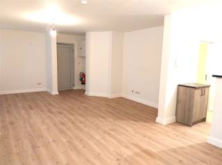 Vraag uw bezoek aan via info@optimusvastgoed.be!TE HUUR: Gelijkvloers appartement met 2 slaapkamers in het centrum van Zolder!Dit gelijkvloers...