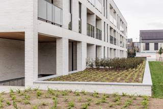 Danneels bouwt nieuwe energiezuinige appartementen aan de Parkstraat in Wevelgem. Deze residentie sluit architecturaal mooi aan bij woningen die we hier bouwen.<br /><br />Je woont in de Marie Curiestraat, in een rustig gelegen jonge buurt met veel groen in hartje Wevelgem. Een ideale woonlocatie met een ideale bereikbaarheid. <br /><br />Met o.m. een ruime woonkamer, ingerichte eilandkeuken en badkamer, een ruim terras met zicht op de mooie groenzone, 2 slaapkamers, wasplaats en berging.<br /><br />Vloerverwarming, ventilatie met warmterecuperatie en zonnepanelen zijn voorzien. Bij het appartement hoort ook een ondergrondse parkeerplaats, extra berging en een fietsenstalling.<br /><br />We werken jouw appartement sleutel-op-de-deur voor je af met vaste afspraken over budget & timing. De keuken, badkamer & vloeren kan je zelf kiezen in de toonzalen van onze partners. Onze klantenbegeleider staat voor je klaar.