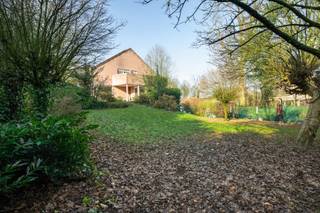 <p>HERENTALS - Zeer goed gelegen ruime woning op een perceel van 1206 m² met 4 slpk en 2 badk, bureau aan de straatkant, en volledig onderkelderd binnen de ring van Herentals en op wandelafstand van het centrum en scholen.<br /><br />De woning is gelegen op een volledig omheind perceel en combineert ruimte en comfort met een rustige ligging en mooi uitzicht op de tuin. De woning is ideaal voor grotere gezinnen of wie wonen en werken wil combineren.<br /><br />Via de oprit met aparte parkeergelegenheid bereikt u de inpandige garage met plaats voor wagen en fietsen en uitgerust met een elektrische sectionaalpoort .<br /><br />Achter de garageruimte bevinden zich nog extra multifunctionele ruimtes (ideaal als mancave, hobby- opslagruimte of fitnessruimte) een praktische, verlichte zone met natuurlijke lichtinval met toegang via inpandige trap naar het woongedeelte en een achterliggende bergplaats met aansluitingen voor water, electro etc... met toegang tot de tuin.</p>
<p>Binnen verwelkomt de woning u met een ruime inkomhal met vele ingemaakte kasten. <br />Vooraan de straatkant vindt men een ruim bureau van 20.2 m², met ingemaakte kasten en een aparte inkomdeur met direct bijgelegen gastentoilet. <br /><br />Via de inkomhal gaat men verder naar zowel toegang tot de leefruimte, de keuken als naar de verdieping.</p>
<p>De leefruimte bestaat uit een open en lichtrijke living met doorkijkhaard naar de zithoek, eetkamer en de keuken met eiland en zitgedeelte voor vier personen.</p>
<p>De keuken is uitgerust met toestellen zoals micro-combioven, koffiemachine, 6 bekken semi-proffesioneel gasvuur met warmhoudplaat of teppanyaki plaat, kleine en grote oven, vaatwasser, dubbele spoelbak en dubbele grote koelkast. Aansluitend aan de keuken is er een praktische berging en wasplaats met spoelbak.<br /><br />Via de keuken, de leefruimte en de zithoek is er toegang tot het doorlopend terras dat zowel oost al zuid gericht is met zicht op de mooie tuin met tal van aangeplante bomen en struiken.<br /><br />Op de verdieping bevinden er zich 4 slaapkamers met oppervlaktes van 27,24 m²,15,59 m², 14,25 m² en 10,22 m², 2 badkamers en nog een aparte WC tussen de 2 badkamers in.</p>
<p>Verder vindt men hier nog 2 bergruimtes en toegang tot de ruime zolder via Vlizotrap. Deze zolder kan ook nog uitgebreid worden tot woon – slaapgedeelte na verbouwing. (Plannen beschikbaar)</p>
<p>Gelegen in een rustige straat, vlakbij scholen, jeugdbeweging en sport en op wandel-fietsafstand van het centrum, het station en met vlotte verbinding richting autosnelweg E313.</p>
<p>Een unieke eigendom waar comfort, ruimte en kwaliteit samenkomen.</p>