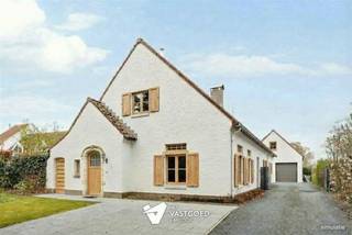 <p><span>Perfect onderhouden woning met 6 slaapkamers en werkhuis/garage in groene omgeving te Viversel (HeusdenZolder).</span></p><p><span> </span></p><p><span>Belangrijkste troeven: </span></p><p><span>- Centrale ligging</span></p><p><span>- Kwalitatief afgewerkt</span></p><p><span>- Uitstekend onderhouden</span></p><p><span>- 6 slaapkamers</span></p><p><span>- Volledig aangelegde tuin</span></p><p><span>- Groene omgeving</span></p><p><span>- Garage/ werkhuis van 60m² + kelder en zolder</span></p><p><span>- Zonnepanelen</span></p><p><span> </span></p><p><span>Bekijk zeker ook de foto's en de grondplannen met de afmetingen. Zo krijgt u van thuis uit al een perfect beeld van wat deze woning te bieden heeft!</span></p><p><span> </span></p><p><span>Wenst u meer info of een vrijblijvende bezichtiging, contacteer dan ons kantoor op het nummer 011 85 15 15 en wij helpen u graag verder. </span></p>