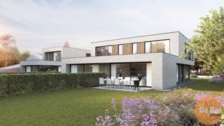 <em><strong>GIJZENZELE – Exclusieve, ruime BEN-nieuwbouwwoningen (HOB) met vier slaapkamers in landelijke omgeving.</strong></em><br /><em><strong>Dit wordt ongetwijfeld het meest prestigieuze project te Oosterzele. Kleinschalige verkaveling van 3 halfopen bebouwingen, rustig doch uitermate centraal gelegen. </strong></em><br /><br />Hoogwaardige afwerking met duurzame materialen, innovatieve technieken, hernieuwbare energie, regenwaterrecuperatie,… zijn hier het uitgangspunt. Naast zijn strakke architectonische uitstraling, gebruik van warme materialen en genietend van véél lichtinval door de aanwezigheid van glaspartijen. Leuke gevelschakeringen die extra dimensie brengt in aanzicht van de woningen. <br /><br />Deze woningen kennen een mooie gevelbreedte en bouwdiepte (18m op gelijkvloers), wat een aangenaam ruimtegevoel garandeert. De woningen worden elk afzonderlijk op maat afgewerkt. Vrijheid in keuzematerialen, alsook naar indeling kan er afwijkend van plan gekozen worden. Voorzien van; inkom met apart gastentoilet, lichtrijke leefruimte met open keuken, ruime berging en polyvalente ruimte (bureau/slaapkamer). Het verdiep afhankelijk van opstelling in te richten naar drie slaapkamers, wasplaats, badkamer en aparte douchekamer. <br /><br />Grenzend aan het beschermde Halve Maanbos te Gijzenzele, in een zéér rustige straat, met vlotte ontsluiting naar alle belangrijke invalswegen (E17 – E40 – R4) en in directe omgeving van winkels, scholen en openbaar. <br />Mooie tuinzone, genietend van de nodige privacy en rust. Deze wordt volledig ingezaaid, omheind en van terras voorzien. <br /><br />Inkijken en bespreking van bouwplannen, lastenboek, etc. na afspraak met kantoor: 053/60.65.60.<br />EPB-nieuwbouw.