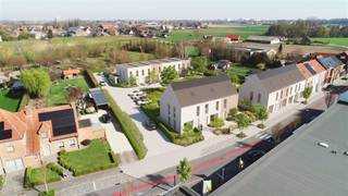 Prijs exclusief registratierechten, BTW en aansluitingskost. (Woningen 5, 6 en 7)Welkom in deze charmante woning in het hart van Bavikhove, een ideale plek voor gezinnen die op zoek zijn naar comfort en stijl. Deze woningen biedt een brutowoonoppervlakte van +- 135m². Binnen vindt u drie ruime slaapkamers, perfect voor een groeiend gezin. De moderne badkamer is elegant afgewerkt en heeft grote raampartijen die zorgen voor een overvloed aan natuurlijk licht.De open leefruimte ademt een uitnodigende sfeer met een naadloze verbinding tussen de woonkamer en de eetkamer, wat zorgt voor een ideale omgeving om te ontspannen of te entertainen. De keuken is strak en functioneel, voorzien van kwalitatieve toestellen en voldoende opbergruimte.De gezellige tuin is perfect om te genieten van zonnige dagen in alle privacy. Achteraan de verkaveling is een garagebox inbegrepen in deze aankoop!Dankzij de uitstekende locatie heeft u gemakkelijk toegang tot lokale voorzieningen, scholen en openbaar vervoer. Deze woning is een unieke kans voor iedereen die op zoek is naar een moderne en comfortabele thuis. Kom snel zelf een kijkje nemen en ontdek de mogelijkheden!