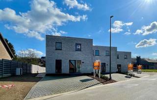 <p>Deze halfopen nieuwbouwwoning combineert hedendaags wooncomfort met een vooruitstrevende energie-efficiëntie. Dankzij het negatief E-peil woon je bijzonder zuinig, met een minimaal energieverbruik en een maximaal wooncomfort. Deze BEN-woning is uitgerust met de nieuwste duurzame technologieën, waaronder zonnepanelen, een warmtepomp, ventilatiesysteem D met warmterecuperatie, 3-dubbele zonwerende beglazing, regenwaterrecuperatie en een aansluiting voor een laadpaal.<br /><br />Bij het binnenkomen van de woning kom je in de inkomhal met gastentoilet, die toegang geeft tot een praktische bureauruimte, een lichtrijke leefruimte met eetgedeelte en een prachtig zicht op de tuin. De grote raampartijen zorgen voor een overvloed aan natuurlijk licht en creëren een aangename woonbeleving. Aansluitend bevindt zich de volledig ingerichte moderne keuken, uitgerust met kwalitatieve toestellen en voldoende bergruimte. Verder vind je op het gelijkvloers een berging/wasplaats die tevens dienst doet als technische ruimte, perfect geïntegreerd in het geheel.<br /><br />Op de eerste verdieping bevinden zich drie slaapkamers, twee badkamers elk stijlvol afgewerkt met oog voor detail en comfort. Buiten geniet je van een volledig omheinde zuidgerichte tuin met terras waar je in alle rust kan ontspannen. Voor de wagens zijn er aan de voorzijde twee parkeerplaatsen voorzien. <br /><br />EPC -10 kWh/m²<br />Grondwaarde: 135.000€ + 12% registratierechten + constructiewaarde: 400.000€ + 21% BTW<br />WGlk-Gdv-Gvkr-Gvv</p>