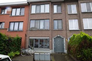 <p><span>Inschrijven voor een bezichtiging kan enkel via de huuraanvraag op deze website.</span></p><p><span> </span></p><p><span>Gerenoveerd instapklaar gelijkvloers appartement met volgende indeling: inkomhal met bergkast, ruime leefruimte, keuken met toestellen, bijkeuken met toegang naar de tuin, 1 slaapkamer, extra kamer als bureau/dressing, badkamer met inloopdouche en lavabo, afz. toilet. Tuin met terras en tuinberging. Vaste kosten + 30 €/maand. Er zijn 2 kelders beschikbaar. Er is een fietsenstalling in de voortuin. </span></p>