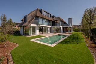 Dans un quartier résidentiel et calme se trouve cette villa neuve de haute qualité à vendre. Située sur un magnifique terrain orienté au sud et...