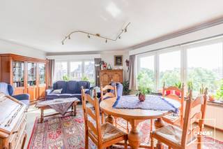 Dit <strong>lichtrijk appartement</strong>, op de vierde verdieping, kijkt uit op het <strong>Dracunaplein </strong>en ligt nabij het Van Beverenplein te Gent. De locatie heeft een <strong>uitstekende mobiliteit</strong> door het openbaar vervoer en dankzij de fietsstraten staat u veilig op uw bestemming. Ook de binnenring van Gent en de N9 zorgen voor een vlotte verbinding. Er zijn verschillende scholen, recreatiemogelijkheden en buurtwinkels nabij. <br /><br />U komt het appartement binnen in de <strong>ruime privatieve inkomhal</strong> die toegang geeft tot de keuken, <strong>de twee slaapkamers</strong>, de badkamer, een apart toilet, <strong>de lichtrijke leefruimte</strong> en een aparte berging. Op het balkon dat grenst aan de keuken en slaapkamer is het ’s avonds zalig vertoeven. Het appartement werd uitgerust met een branddeur en videofoon<br /><br />Bent u opzoek naar een <strong>ruim penthouse nabij Gent centrum</strong>? Dan is dit appartement iets voor u. Aarzel niet Olivier te contacteren voor meer info via het emailadres <strong>olivier@convas.be</strong> of het contactformulier.<br />