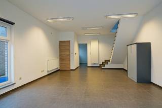 Centraal gelegen handelspand van 126 m² in het centrum van Overmere, pal langs de gewestweg die Gent en Dendermonde met elkaar verbindt. Dankzij...