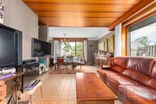 <p><span>Deze woning is gelegen in het landelijkste gebied van Lochristi-Zeveneken met een wijds zicht op de velden en het groen. Op slechts 10 minuten rijden staat u in het centrum met alle voorzieningen nabij alsook de oprit van de autostrade. </span></p><p><span>Het huis wordt betreden langs de inkomhal met vestiaire en gastentoilet. Verder bevindt zich een gezellige living opgedeeld in een zithoek en eetruimte door de haard. De leefruimte wordt verlengd met een lichtrijke veranda die uitgeeft op de tuin. De keuken is ingericht met de basistoestellen (kookplaat en dampkap) met aanpalend een praktische berging in combinatie met wasplaats. Dankzij een eerste slaapkamer en badkamer op het gelijkvloers kan de leefomgeving zich perfect op de benedenverdieping afspelen, ideaal voor minder mobiele inwoners. Op de eerste verdieping zijn er 2 volwaardige slaapkamers aanwezig en een zolderberging. De woning wordt aangevuld met een grote garage, perfect als extra berging of voor het parkeren van de wagen, voor én naast de woonst zijn extra parkeerplaatsen voorzien. Het perceel met een indrukwekkende oppervlakte van 1.572m² is voorzien van een aangelegde tuin. De woning wordt verwarmd op stookolie - EPC E. </span></p><p><span>Kortom biedt deze woning een enorm potentieel met modernisering naar eigen smaak! Het grootste voordeel is de goede ligging van dit grote perceel aan de rand van Lochristi, omringd door groene weilanden om te genieten van privacy en rust, terwijl u toch dicht bij voorzieningen bent. De verkoopprijs van deze woning bedraagt 375.000 euro, exclusief registratierechten. </span></p><p><span>Maak nu uw afspraak via hendrik@vastgoed-dc.be of de website</span></p>