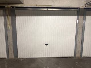 Op de hoek van de Gentstraat en de Kapelstraat vindt u de inrit voor deze garagebox.<br />Vlot en makkelijk in- en uitrijbaar.<br />Afmetingen garagebox : 5,05 x 2,69 m.<br />Manuele garagepoort.<br />Prijs: 45.999,00 EUR.<br /><br />Voor een bezichtiging, bel Rose op 059 330 430 of stuur een mailtje: rose@immo-bel-air.be