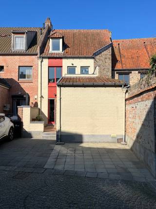 Zoekt u een investeringspand met rendement van 4%? Mis deze kans niet!Appartement gelijkvloers (met praktijkruimte):Inkom, wachtkamer, open ruimte,...