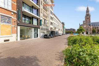 Stijlvol handelspand van 40 m² te huur op het levendige Herbert Hooverplein in Leuven. Dankzij de uitstekende ligging, de voortdurende passage...