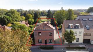 <strong>Te renoveren 4-gevelwoning met veel verbouwingsmogelijkheden en een vergunde loods.</strong><br />Hoofdgebouw (130m2): <br />Gelijkvloers: living, keuken, eetplaats, WC, bijkeuken; badkamer voorzien van douche, WC en lavabo. <br />Garage en ruime berging.<br />Eerste verdieping: 3 slaapkamers.<br />Zolderverdieping: 3 ruime zolderkamers van in totaal 85m2, welke kunnen omgevormd worden naar extra kamers.<br />Kelder: Kleine kelder.<br />Buiten: 2 Bijgebouwen van 26m2 en 22m2. Loods van 56m2 en hele grote verzorgde tuin.<br />Extra info: Dak hoofdgebouw vernieuwd in 2013 en ramen hoofdgebouw vernieuwd in 2017. <br />Deze woning is ideaal voor mensen die in de bouw of als tuinman actief zijn !