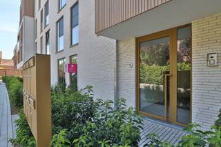 Dit <strong>gelijkvloers nieuwbouwappartement</strong>, recent opgeleverd binnen het BEN-project “<em>Het Perron</em>”, combineert comfortabel wonen met een uitstekende ligging aan het station, de fietsostrade en op wandelafstand van het centrum van Beveren.<br /><br />Het appartement beschikt over een <strong>bewoonbare oppervlakte van 105,74 m²</strong> en omvat <strong>twee slaapkamers</strong>. De aangename leefruimte geeft uit op het <strong>ruime zuidwest georiënteerde terras van 13,6 m²</strong>, dat <strong>afgebakend is met een haagje</strong>, waardoor u in alle privacy kan genieten van het buitenleven. De terrassen en tuintjes van de gelijkvloerse appartementen zijn bovendien gelegen in een grote, afgesloten gemeenschappelijke tuin, wat zorgt voor een groene, rustige en veilige woonomgeving.<br /><br />De <strong>keuken kan nog volledig naar eigen smaak en budget gekozen worden</strong>. <strong>Bovenop het bestaande keukenbudget geniet u bovendien van een extra keukenbudget ter waarde van € 5.000</strong>, waardoor u nog meer vrijheid heeft om uw droomkeuken samen te stellen.<br /><br />Op technisch vlak is het appartement uitgerust met <strong>vloerverwarming</strong>, een <strong>energiezuinige warmtepomp</strong>, <strong>zonnepanelen</strong> en een <strong>ventilatiesysteem type D</strong>, wat garant staat voor een aangenaam binnenklimaat, een laag energieverbruik en maximaal wooncomfort.<br /><br />Dankzij het <strong>BEN-label (E-peil max. E10)</strong> woont u hier bijzonder energiezuinig en toekomstgericht. Dit vertaalt zich niet alleen in lagere energiekosten, maar ook in <strong>financiële voordelen</strong>, zoals <strong>100% korting op de onroerende voorheffing gedurende 5 jaar</strong>.<br /><br />Daarnaast beschikt het project over een <strong>volledige ondergrondse parking</strong>, rechtstreeks toegankelijk vanuit het gebouw, met <strong>autostaanplaatsen, kelderbergingen en fietsenstallingen</strong>.<br /><br />Dit appartement komt bovendien in aanmerking voor de <strong>6% BTW*-regeling voor eigen bewoning</strong>.<br />Ook is het een interessante opportuniteit met <strong>6% BTW* voor investeerders</strong>! Geniet van een verlaagd BTW-tarief mits <strong>15 jaar verhuur</strong>, wat zorgt voor een lagere instap en een aantrekkelijk rendement op lange termijn.<br />(*mits voldaan wordt aan de wettelijke voorwaarden)<br /><br />Bent u op zoek naar een instapklaar, energiezuinig gelijkvloers appartement met 2 slaapkamers, een privatief terras, moderne technieken en een groene gemeenschappelijke tuin op een topligging?<br />Graag laten we u dit appartement persoonlijk ontdekken. Neem gerust contact met ons op voor bijkomende informatie of een bezoek via verkoop@homevast.be of tel. 03 344 77 44.