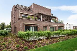 Instapklaar gelijkvloers appartement met terras en garage.Dit instapklare gelijkvloers appartement is rustig gelegen in een doodlopende straat, in...