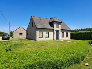 Ruime open bebouwing met 4 slaapkamers en dubbele garageDeze goed afgewerkte woning is gelegen langs de verbindingsweg Tongeren - Sint-truiden.De...